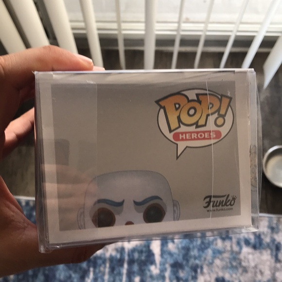 Funko Pop! Vinyl: DC Comics - The Joker (Bank Robber) #37 Pop Armor - Picture 6 of 6